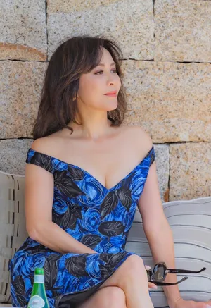 刘嘉玲深V蓝裙火辣性感写真_4