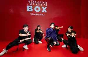 王嘉尔阿玛尼帅气活动照图片