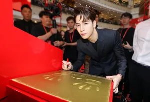 王嘉尔阿玛尼帅气活动照图片_2
