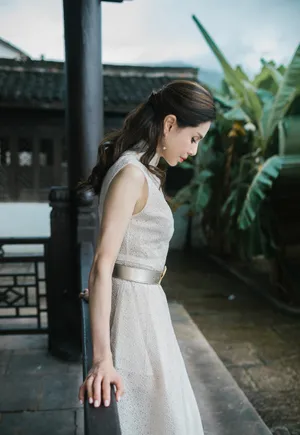 李若彤温婉典雅户外写真_7