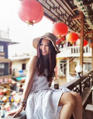 温碧霞白色连衣裙甜美旅拍照图片