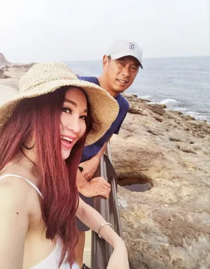 温碧霞白色连衣裙甜美旅拍照图片_3