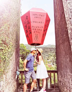 温碧霞白色连衣裙甜美旅拍照图片_4
