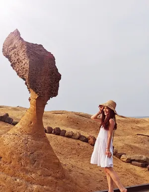 温碧霞白色连衣裙甜美旅拍照图片_5