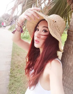 温碧霞白色连衣裙甜美旅拍照图片_7