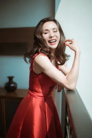 李若彤红裙优雅性感写真图片_2
