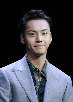 陈伟霆绅士西服帅气图片_4