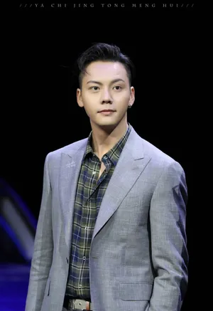 陈伟霆绅士西服帅气图片_7