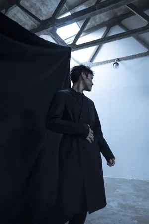 向佐硬朗型男写真图片