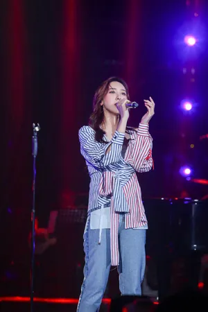 许靖韵性感优雅彩排图片_5