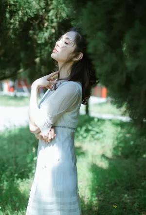 李若彤户外清新写真图片