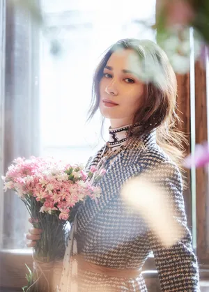 卢靖姗优雅时尚写真图片第1张
