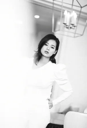 胡杏儿黑白时尚质感大片写真_2