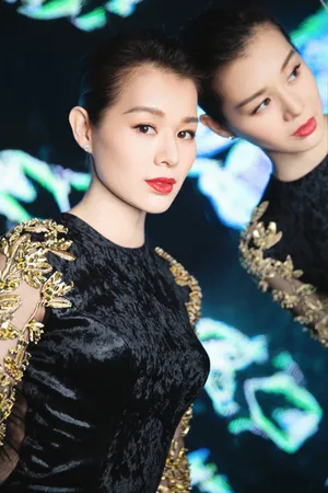 胡杏儿高雅性感时尚写真图片_5