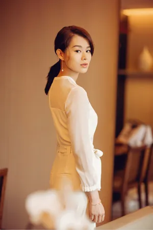 胡杏儿清新干练时尚写真图片_3