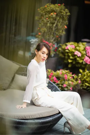 胡杏儿清新干练时尚写真图片_4