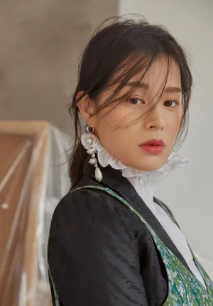 胡杏儿温婉性感时尚杂志封面大片_4