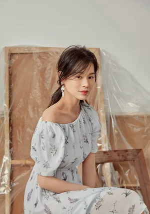 胡杏儿温婉性感时尚杂志封面大片_7