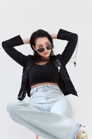 胡杏儿优雅知性时尚杂志封面大片_5