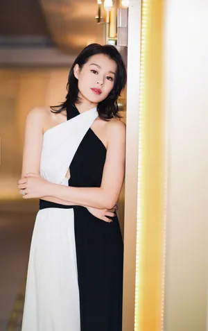胡杏儿优雅干练时尚街拍图片_3