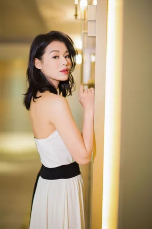 胡杏儿优雅干练时尚街拍图片_8