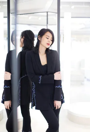 胡杏儿黑色正装干练优雅写真图片