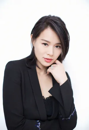 胡杏儿黑色正装干练优雅写真图片_2