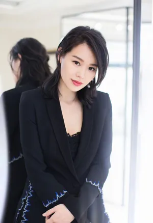 胡杏儿黑色正装干练优雅写真图片_3