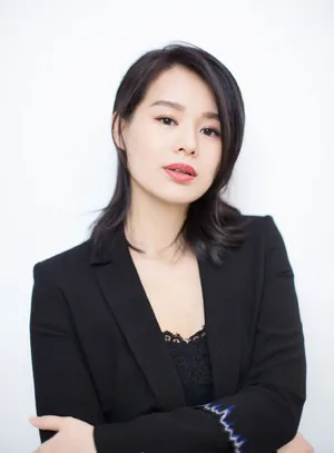 胡杏儿黑色正装干练优雅写真图片_4