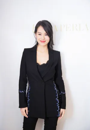 胡杏儿黑色正装干练优雅写真图片_5