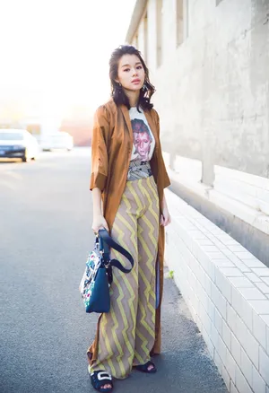 胡杏儿街拍图片：演绎慵懒睡衣风
