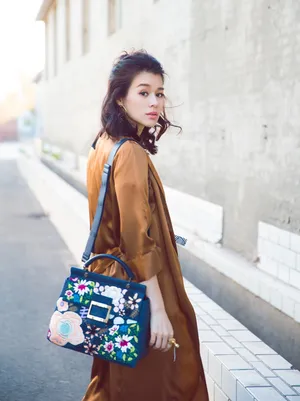 胡杏儿街拍图片：演绎慵懒睡衣风_3
