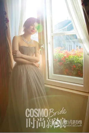 胡杏儿白色鱼尾婚纱惊艳时尚杂志写真_2