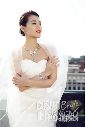胡杏儿白色鱼尾婚纱惊艳时尚杂志写真_4