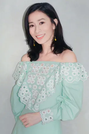 佘诗曼淡青色成熟性感写真图片第1张
