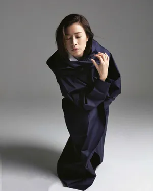 佘诗曼紫黑色优雅端庄写真图片_3