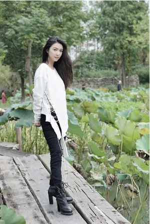 薛凯琪户外优雅写真图片_5