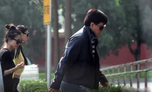 成龙搭乘私人飞机空降多伦多获美女接机_5