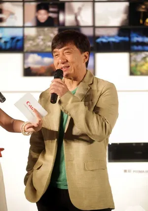 成龙出席活动现场与美女主持人互动大显平易近人_2