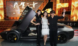 成龙开跑车登台携龙女郎宣传新片第1张