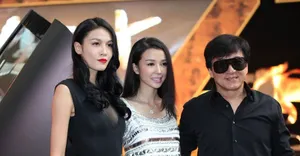 成龙开跑车登台携龙女郎宣传新片_3