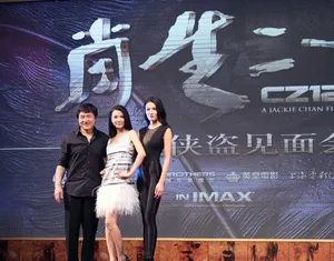 成龙开跑车登台携龙女郎宣传新片_7