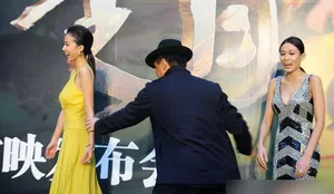 十二生肖首映会成龙偷瞄张蓝心胸部图片_3