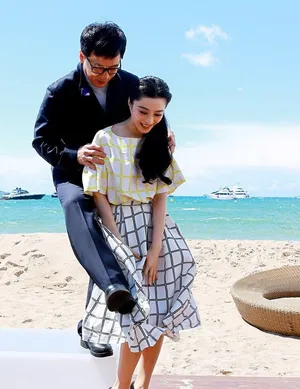 范冰冰活动现场走光露底色诱成龙图片_7