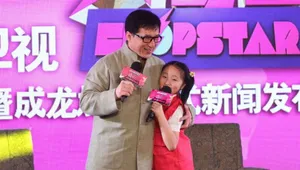 成龙出席活动疑色心起强吻未成年少女_2