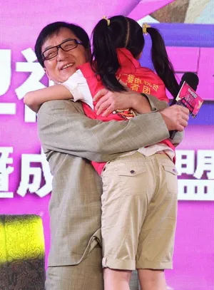 成龙出席活动疑色心起强吻未成年少女_4