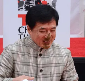 成龙脱袜吻泥变顽童手足印永留好莱坞