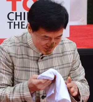 成龙脱袜吻泥变顽童手足印永留好莱坞_2