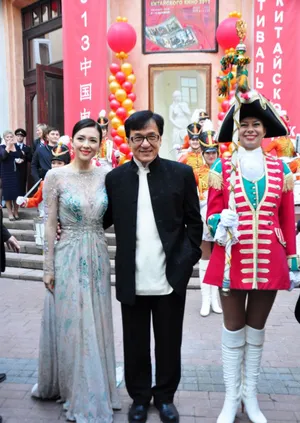 章子怡长裙优雅亮相牵手成龙坦言欲推广中国功夫