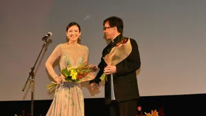 章子怡长裙优雅亮相牵手成龙坦言欲推广中国功夫_6